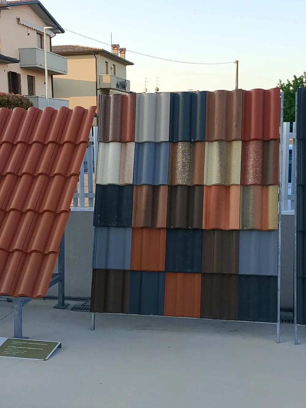 Campionario di tegole di colori diversi