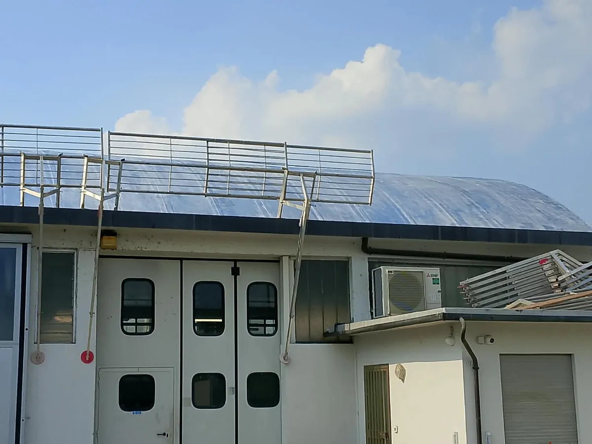 Impianto fotovoltaico sul tetto di un edificio industriale