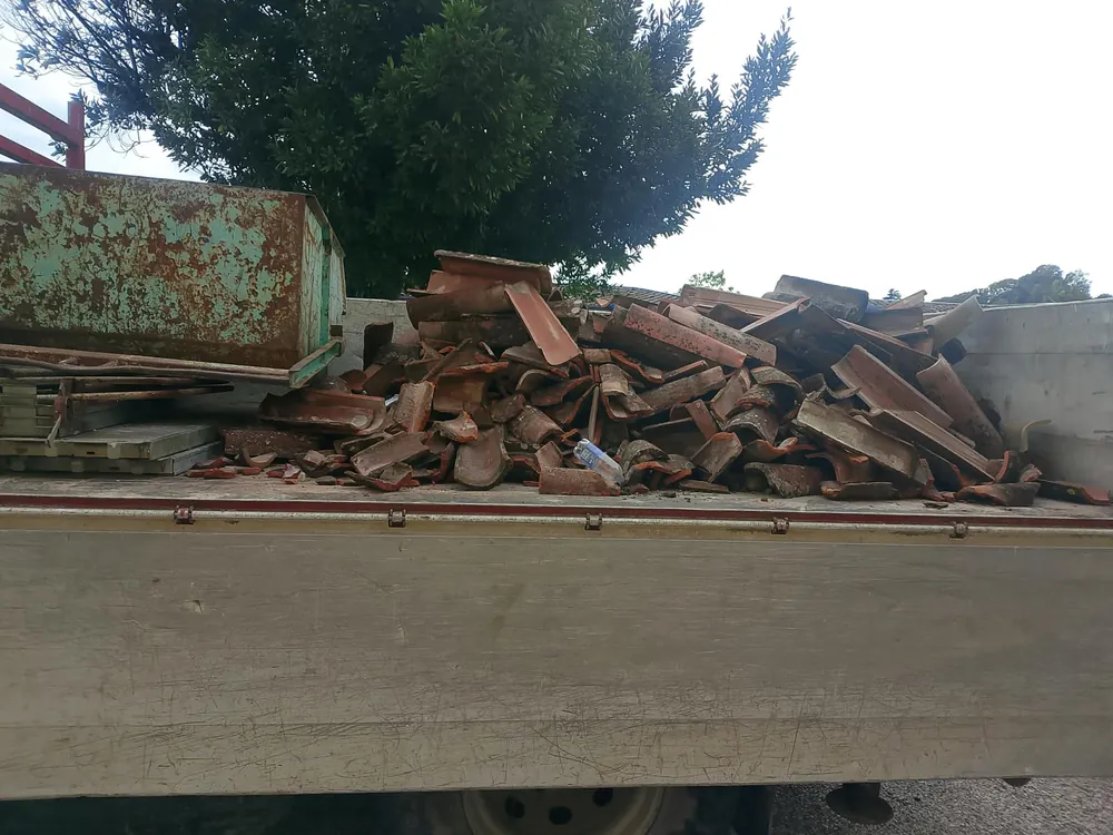 Cassone pieno di coppi rimossi dopo una tempesta